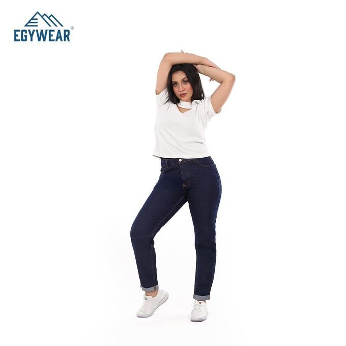 بنطال جينز نسائي بقصة ضيقة (Slim Fit)