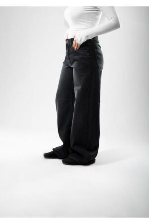 بنطال جينز نسائي بقصة أرجل واسعة (Wide Leg)