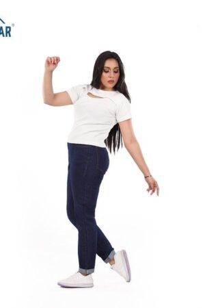 بنطال جينز نسائي بقصة ضيقة (Slim Fit)