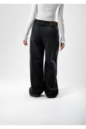 بنطال جينز نسائي بقصة أرجل واسعة (Wide Leg)